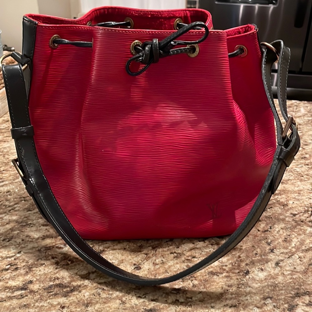 AUTHENTIC Louis Vuitton Epi Petit Noe Drawstring Shoulder Bag
